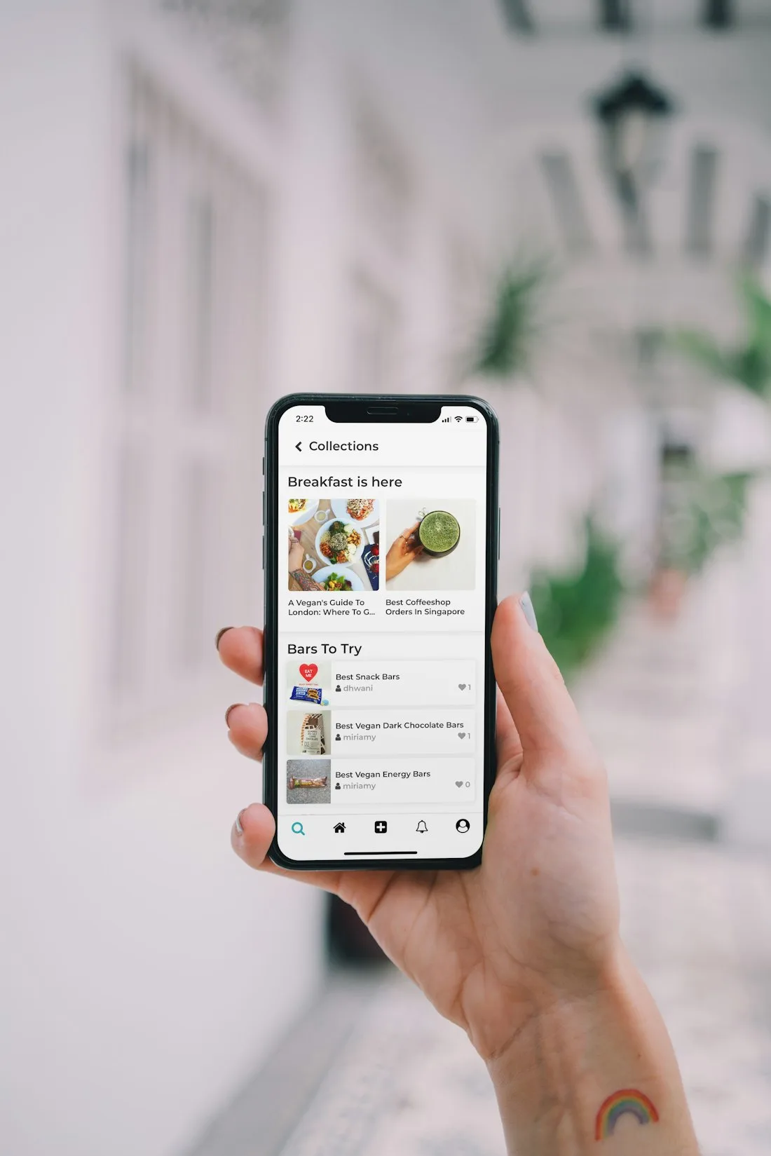 Hand mit Smartphone und geöffneter Bestell-App